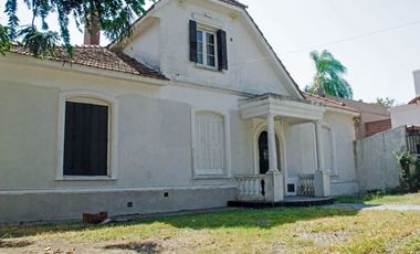Hermoso Chalet Colonial En El Corazón De Castelar Sur