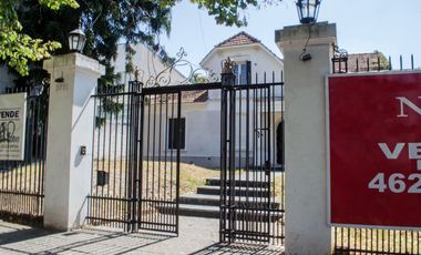 Hermoso Chalet Colonial En El Corazón De Castelar Sur