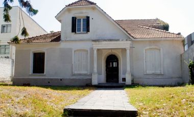 Hermoso Chalet Colonial En El Corazón De Castelar Sur