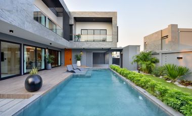 Luxury Modern Style Pool Villa, a Great Place for Entertaining and Relaxing in Toongklom Talman, Pattaya