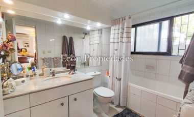 León Propiedades vende o permuta Hermosa parcela con Gran casa en Sector Los Maquis, Curacaví.