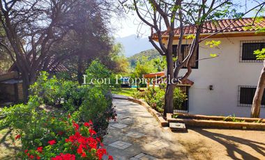 León Propiedades vende o permuta Hermosa parcela con Gran casa en Sector Los Maquis, Curacaví.