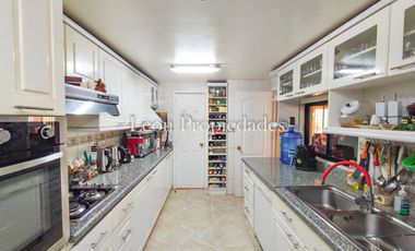 León Propiedades vende o permuta Hermosa parcela con Gran casa en Sector Los Maquis, Curacaví.