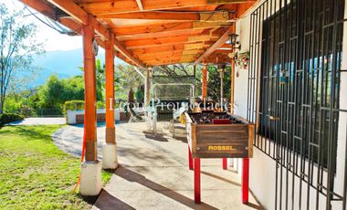 León Propiedades vende o permuta Hermosa parcela con Gran casa en Sector Los Maquis, Curacaví.