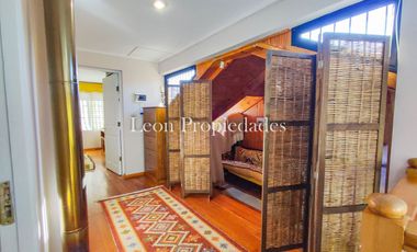 León Propiedades vende o permuta Hermosa parcela con Gran casa en Sector Los Maquis, Curacaví.