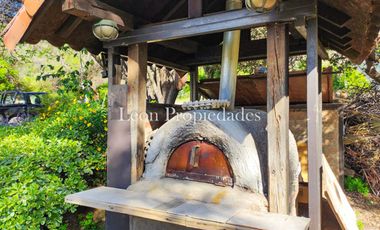 León Propiedades vende o permuta Hermosa parcela con Gran casa en Sector Los Maquis, Curacaví.