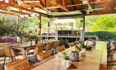 León Propiedades vende o permuta Hermosa parcela con Gran casa en Sector Los Maquis, Curacaví.