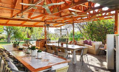 León Propiedades vende o permuta Hermosa parcela con Gran casa en Sector Los Maquis, Curacaví.