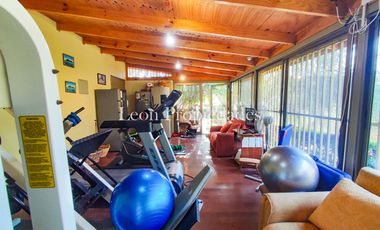 León Propiedades vende o permuta Hermosa parcela con Gran casa en Sector Los Maquis, Curacaví.