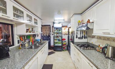 León Propiedades vende o permuta Hermosa parcela con Gran casa en Sector Los Maquis, Curacaví.