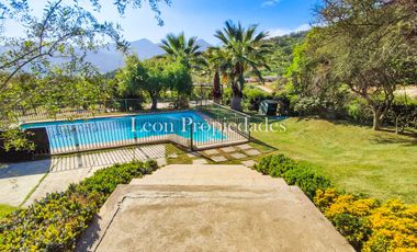 León Propiedades vende o permuta Hermosa parcela con Gran casa en Sector Los Maquis, Curacaví.