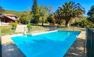 León Propiedades vende o permuta Hermosa parcela con Gran casa en Sector Los Maquis, Curacaví.