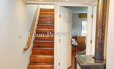 León Propiedades vende o permuta Hermosa parcela con Gran casa en Sector Los Maquis, Curacaví.