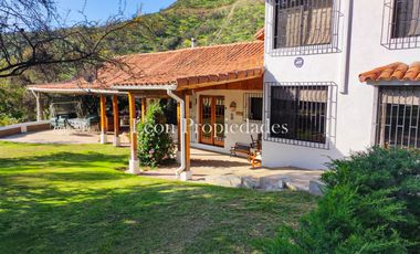 León Propiedades vende o permuta Hermosa parcela con Gran casa en Sector Los Maquis, Curacaví.