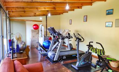 León Propiedades vende o permuta Hermosa parcela con Gran casa en Sector Los Maquis, Curacaví.