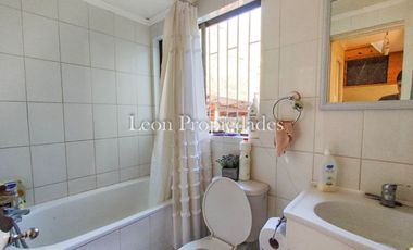 León Propiedades vende o permuta Hermosa parcela con Gran casa en Sector Los Maquis, Curacaví.