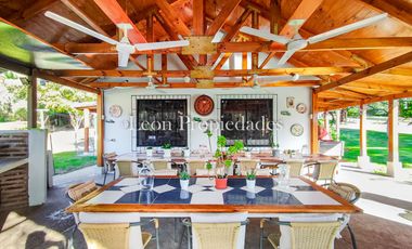 León Propiedades vende o permuta Hermosa parcela con Gran casa en Sector Los Maquis, Curacaví.