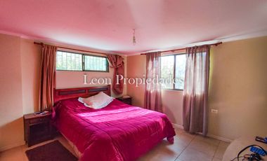 León Propiedades vende o permuta Hermosa parcela con Gran casa en Sector Los Maquis, Curacaví.