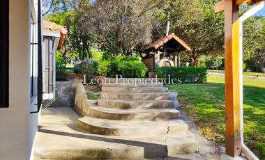 León Propiedades vende o permuta Hermosa parcela con Gran casa en Sector Los Maquis, Curacaví.