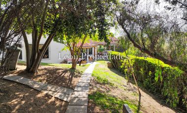 León Propiedades vende o permuta Hermosa parcela con Gran casa en Sector Los Maquis, Curacaví.