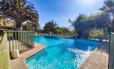 León Propiedades vende o permuta Hermosa parcela con Gran casa en Sector Los Maquis, Curacaví.