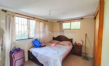 León Propiedades vende o permuta Hermosa parcela con Gran casa en Sector Los Maquis, Curacaví.