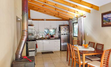 León Propiedades vende o permuta Hermosa parcela con Gran casa en Sector Los Maquis, Curacaví.