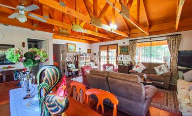 León Propiedades vende o permuta Hermosa parcela con Gran casa en Sector Los Maquis, Curacaví.