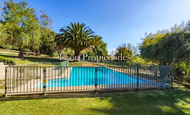 León Propiedades vende o permuta Hermosa parcela con Gran casa en Sector Los Maquis, Curacaví.