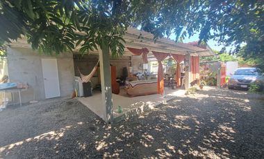 Villa con amplio patio en venta, a pocos metros de playa de San Jacinto, Manabí Ecuador