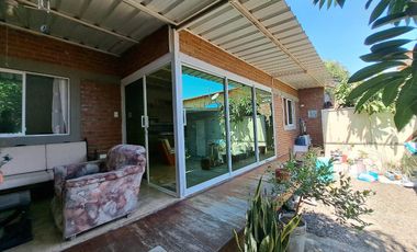 Villa con amplio patio en venta, a pocos metros de playa de San Jacinto, Manabí Ecuador