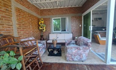 Villa con amplio patio en venta, a pocos metros de playa de San Jacinto, Manabí Ecuador