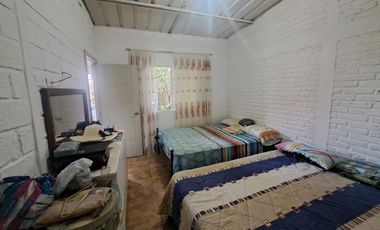Villa con amplio patio en venta, a pocos metros de playa de San Jacinto, Manabí Ecuador
