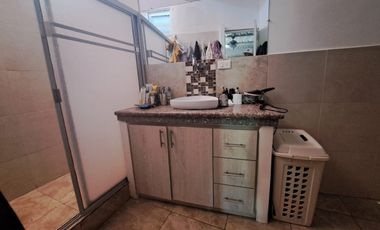 Villa con amplio patio en venta, a pocos metros de playa de San Jacinto, Manabí Ecuador