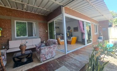 Villa con amplio patio en venta, a pocos metros de playa de San Jacinto, Manabí Ecuador