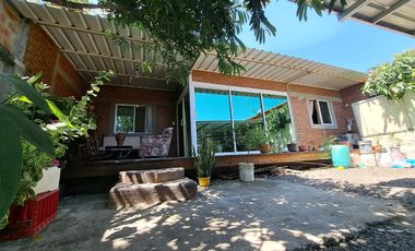 Villa con amplio patio en venta, a pocos metros de playa de San Jacinto, Manabí Ecuador