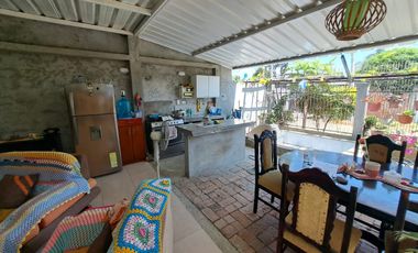 Villa con amplio patio en venta, a pocos metros de playa de San Jacinto, Manabí Ecuador