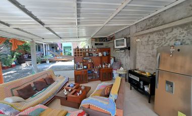 Villa con amplio patio en venta, a pocos metros de playa de San Jacinto, Manabí Ecuador