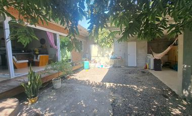 Villa con amplio patio en venta, a pocos metros de playa de San Jacinto, Manabí Ecuador