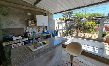 Villa con amplio patio en venta, a pocos metros de playa de San Jacinto, Manabí Ecuador