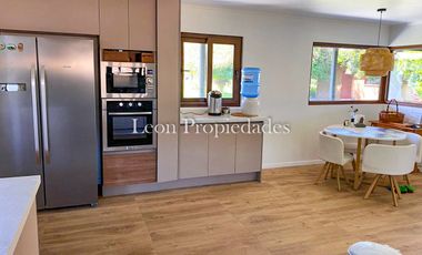 León Propiedades vende hermosa casa con gran galpón en sector Lo Águila, Curacaví