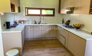 León Propiedades vende hermosa casa con gran galpón en sector Lo Águila, Curacaví