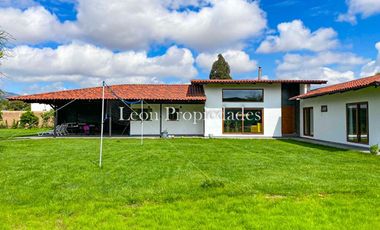 León Propiedades vende hermosa casa con gran galpón en sector Lo Águila, Curacaví