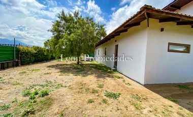 León Propiedades vende hermosa casa con gran galpón en sector Lo Águila, Curacaví