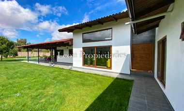 León Propiedades vende hermosa casa con gran galpón en sector Lo Águila, Curacaví