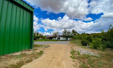 León Propiedades vende hermosa casa con gran galpón en sector Lo Águila, Curacaví