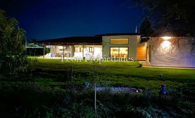 León Propiedades vende hermosa casa con gran galpón en sector Lo Águila, Curacaví