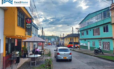 CASA EN VENTA TRES PISOS EXCELENTE UBICACIÓN
