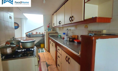CASA EN VENTA TRES PISOS EXCELENTE UBICACIÓN