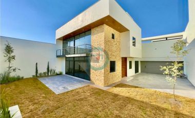 Casa en Venta en Metepec en Residencial Zaragoza por Av Tecnológico Gran Diseño Arquitectónico ¡Última disponible!